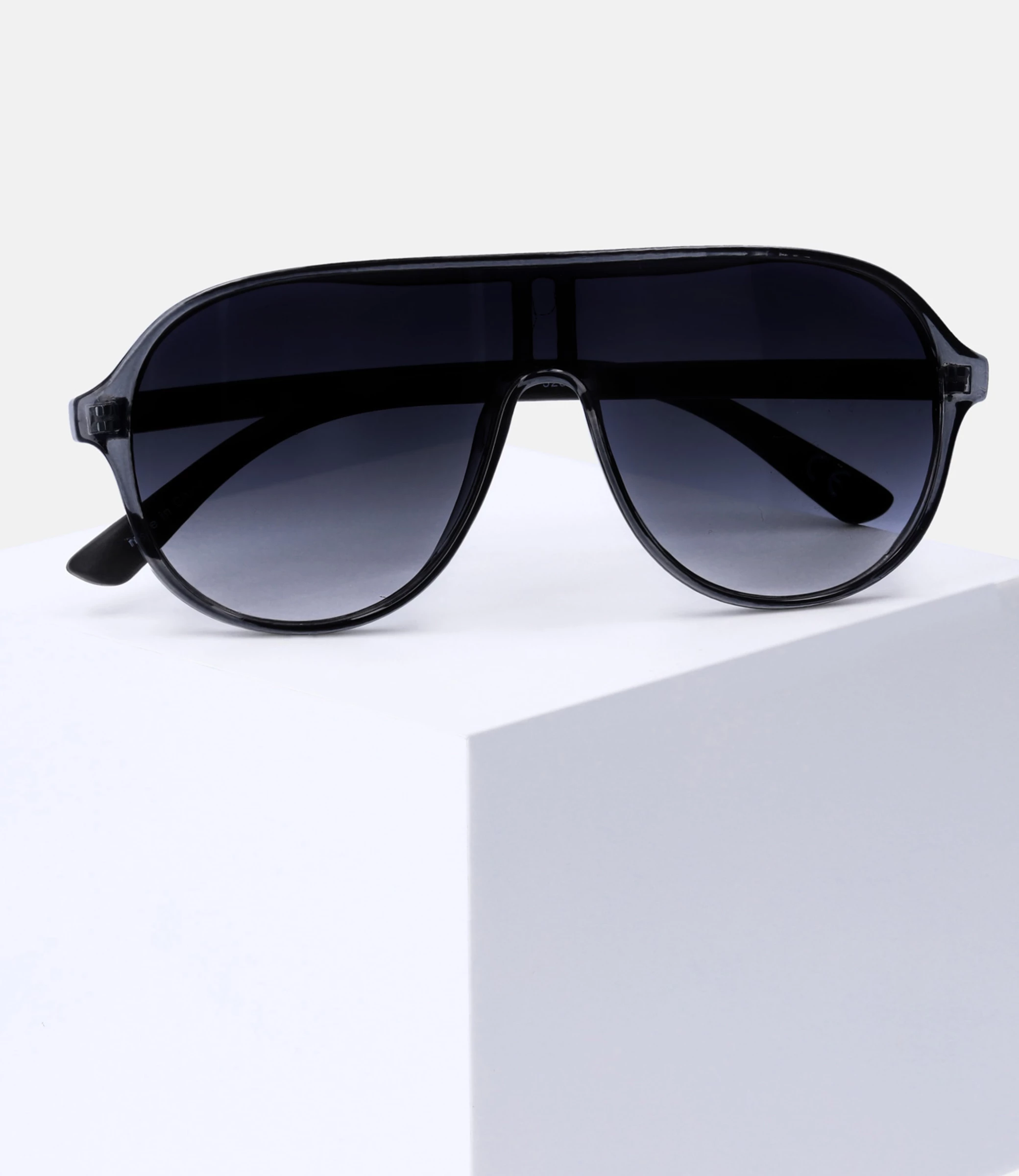 Accessories Sportliche Sonnenbrille Aus Recyceltem Kunststoff 4 Accessories Sportliche Sonnenbrille Aus Recyceltem Kunststoff – Bild 4